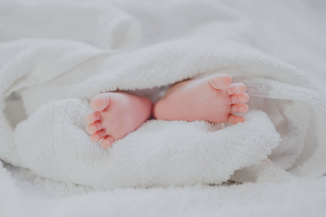 Baby schläft friedlich unter Sternenhimmel