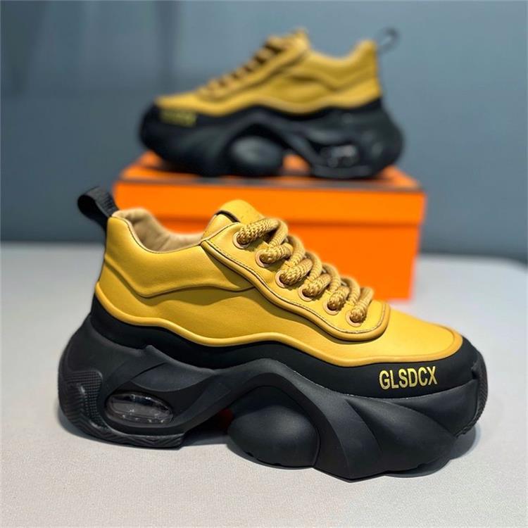 Trendige Sport-Freizeitschuhe mit Plateau