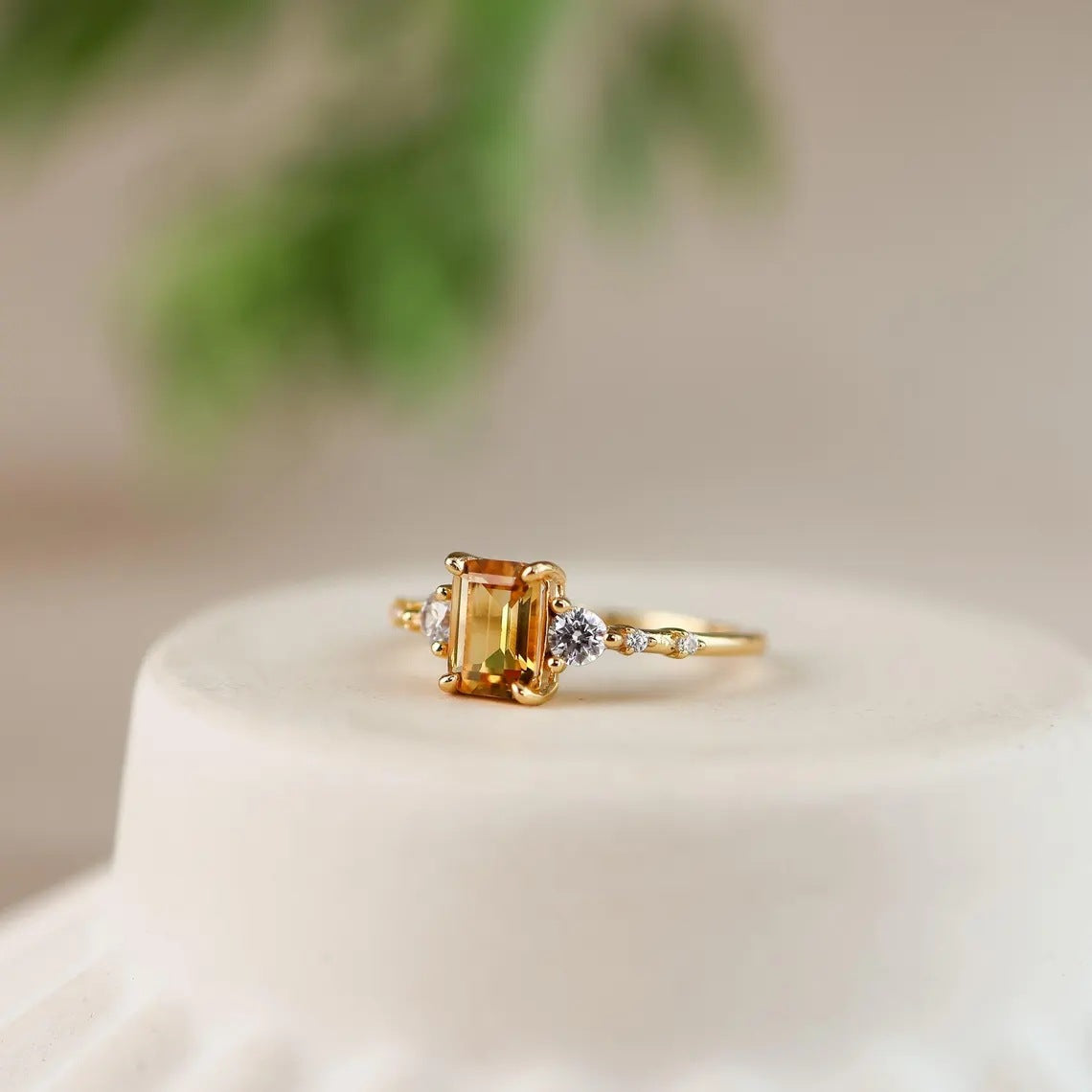 Eleganter Ring mit gelbem Diamant-Effekt