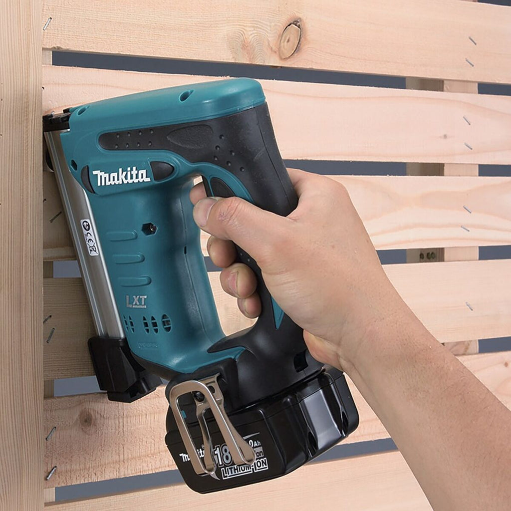 Nagler-Tacker Makita DST221Z 18 V
