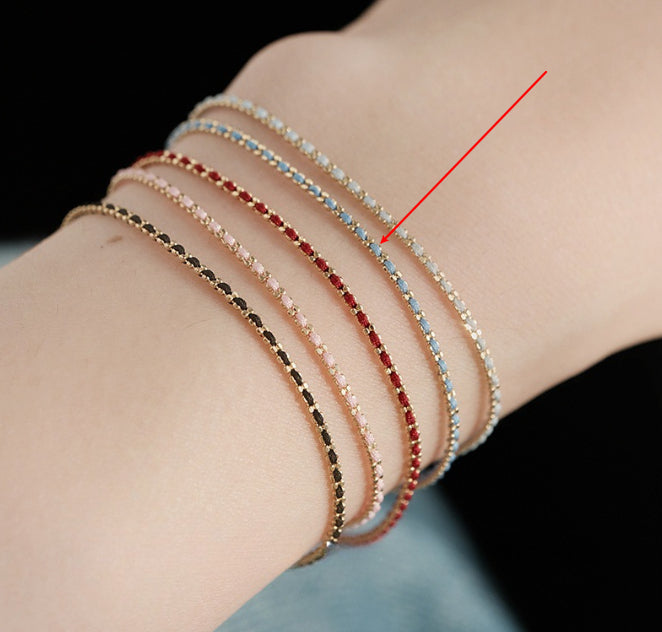 Geflochtenes Armband mit rotem Faden – Bild 3 | LuxeStyle