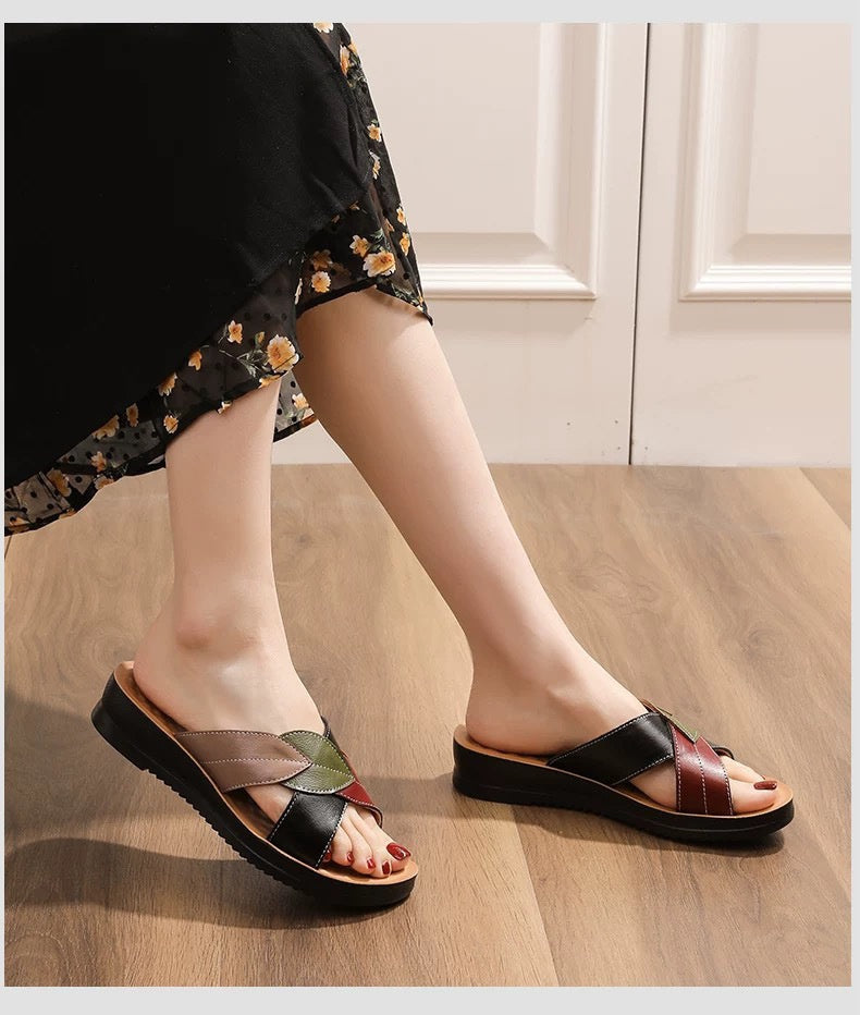Bequeme Leder-Sandalen mit flacher Sohle – Bild 16 | LuxeStyle