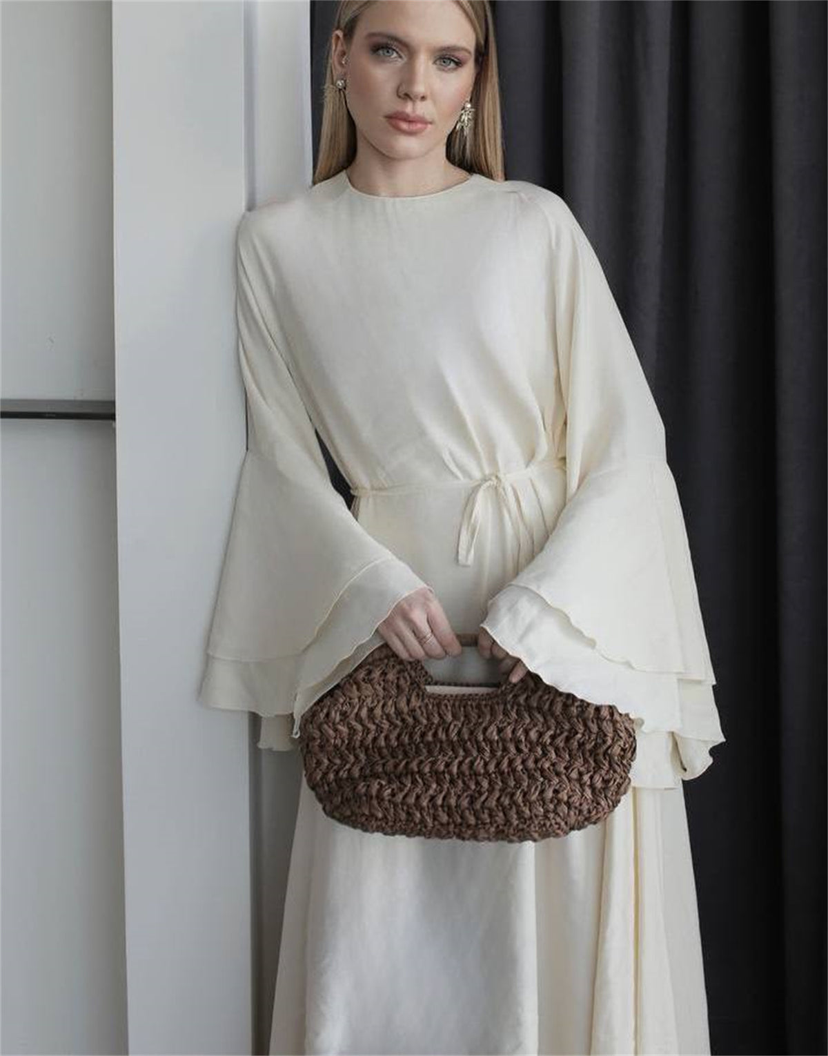 Luxuriöses Damenkleid mit Trompetenärmeln – Bild 4 | LuxeStyle