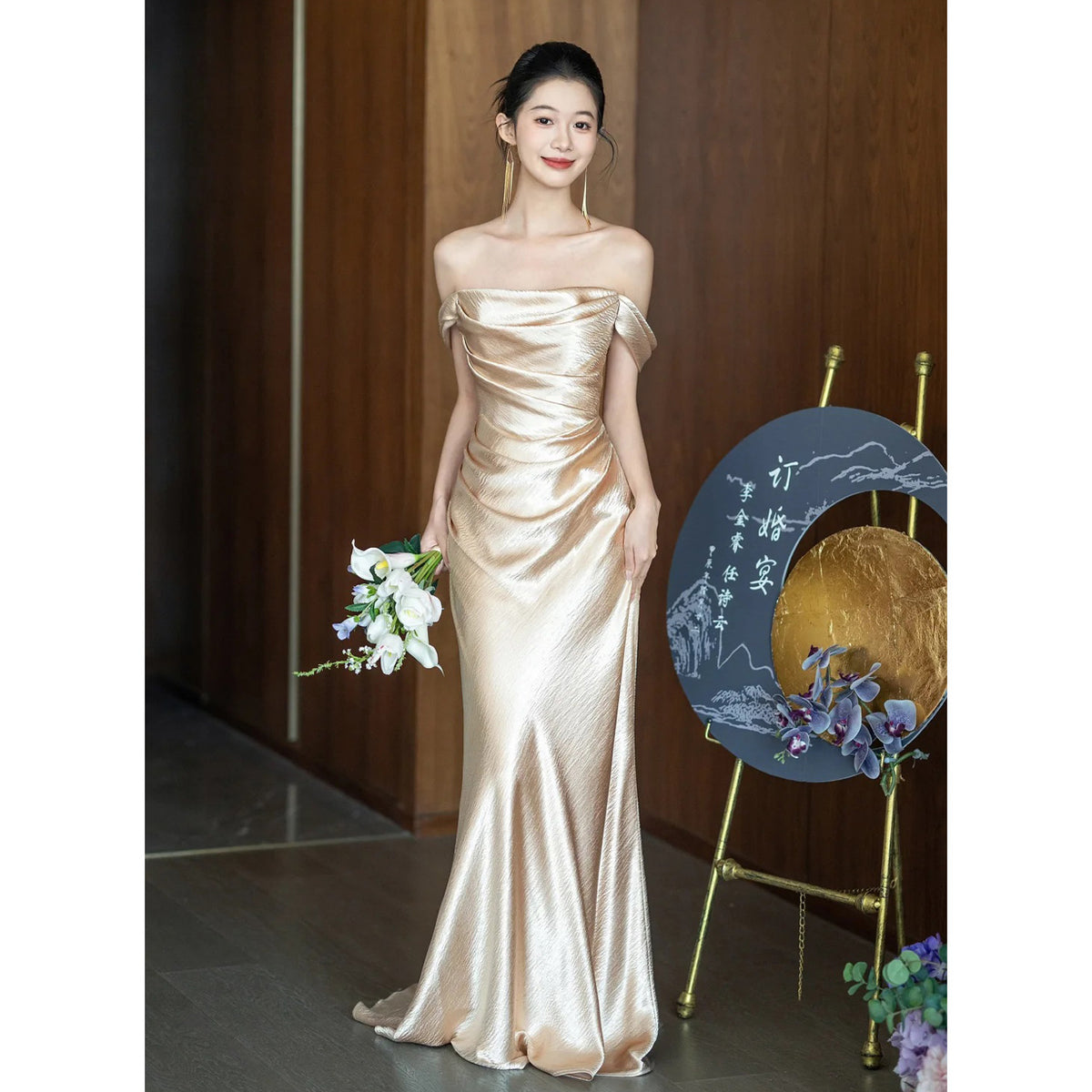 Champagnerfarbenes trägerloses Toastkleid – Bild 3 | LuxeStyle