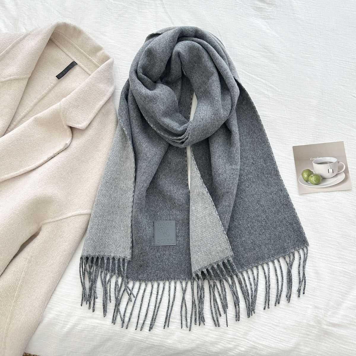 Doppelseitiger Wollschal mit Pailletten – Bild 19 | LuxeStyle