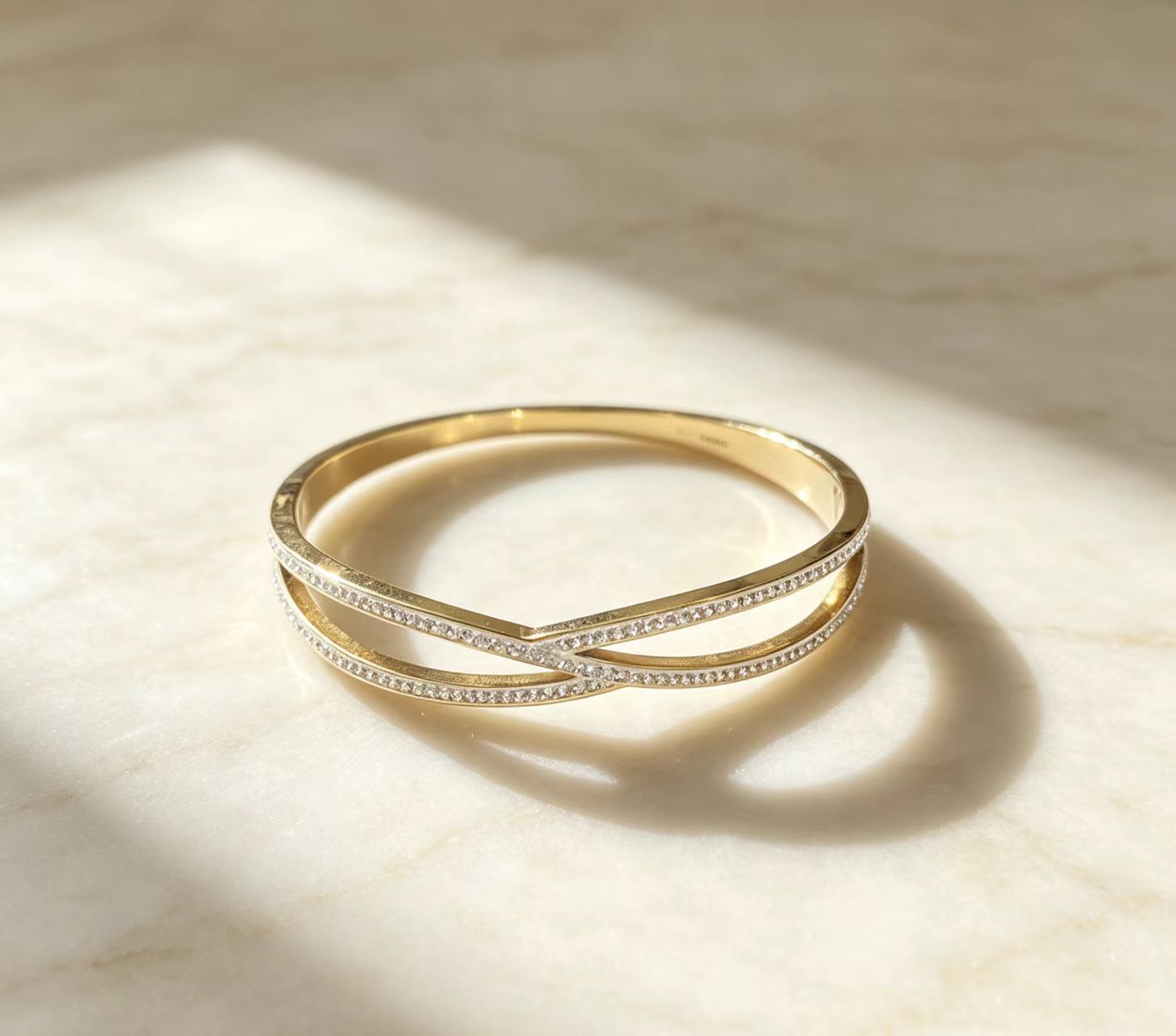 Doppellagiges Kreuzstich-Armband mit Diamanten