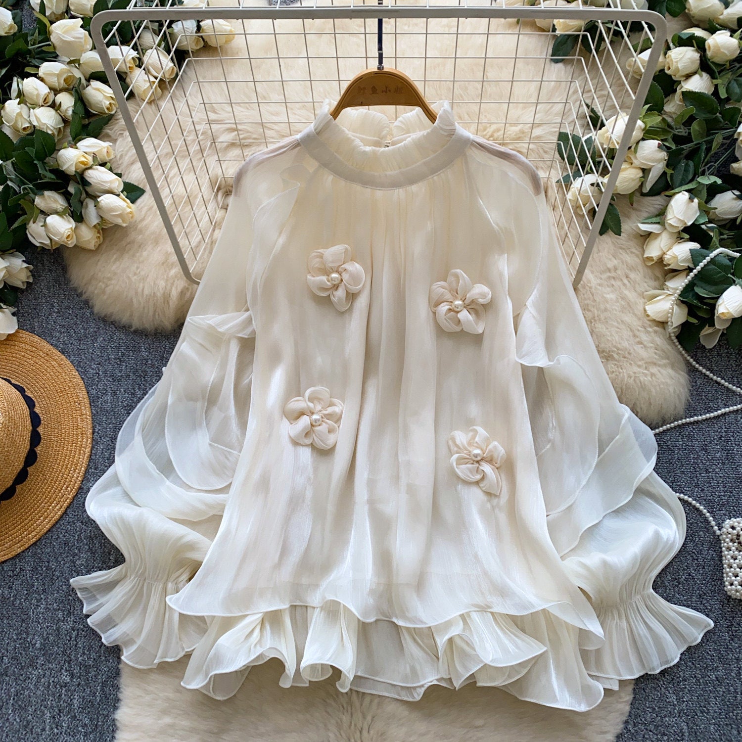 Bluse mit 3D-Blumen und Rüschen