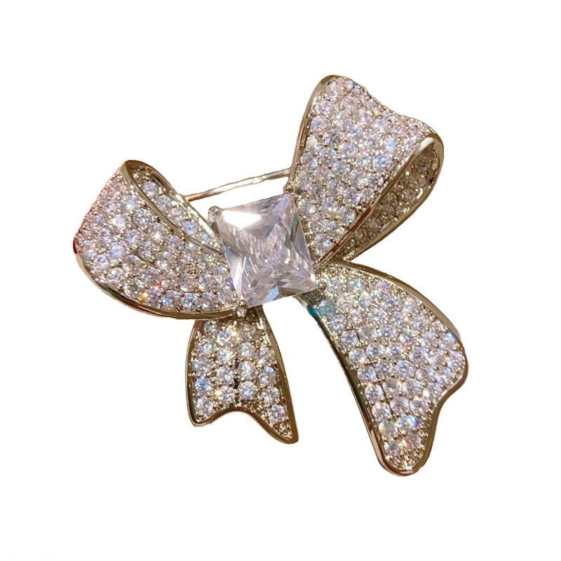 Diamant-Brosche mit Bogenform – Bild 7 | LuxeStyle