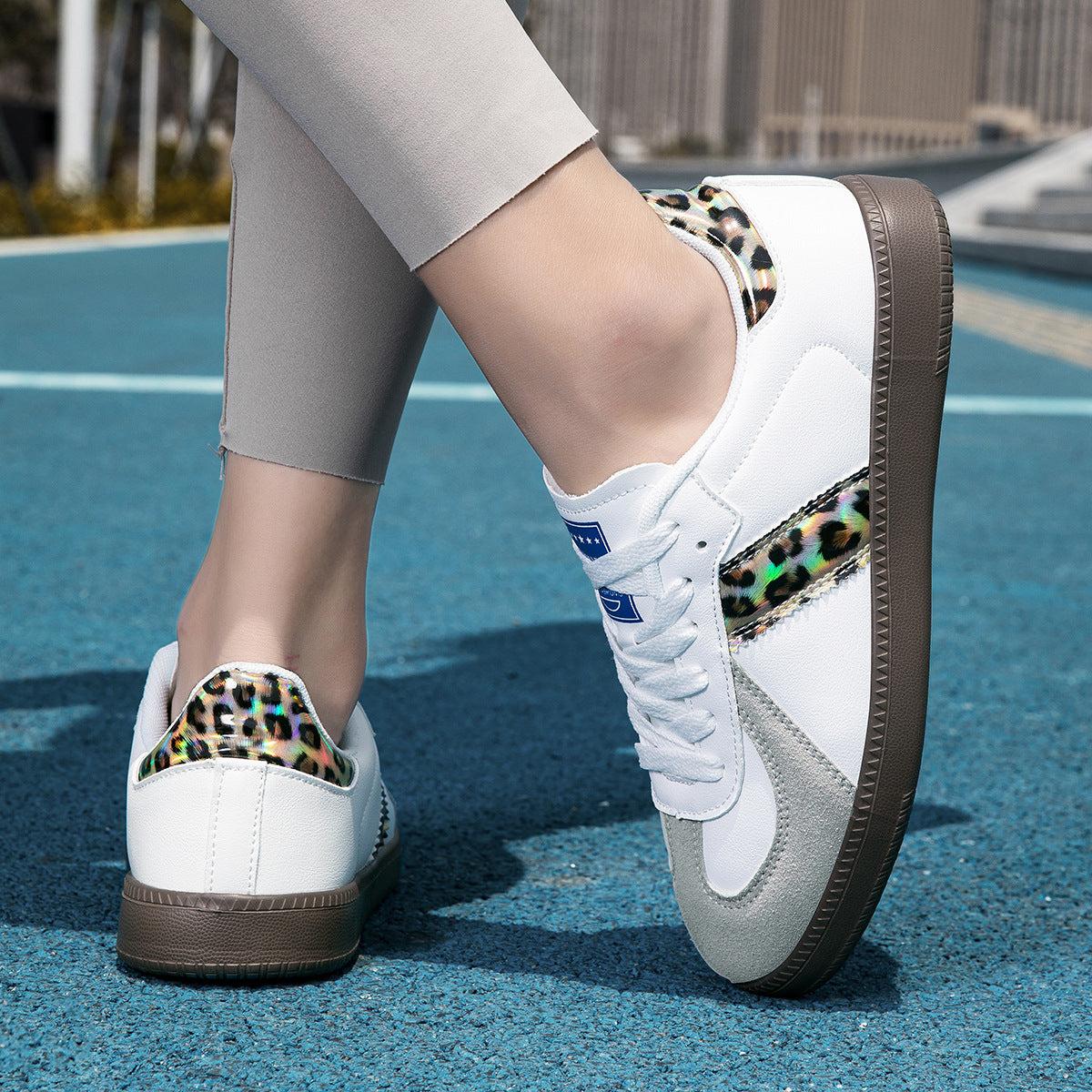 Sneaker mit Leoparden-Print und Schnürung