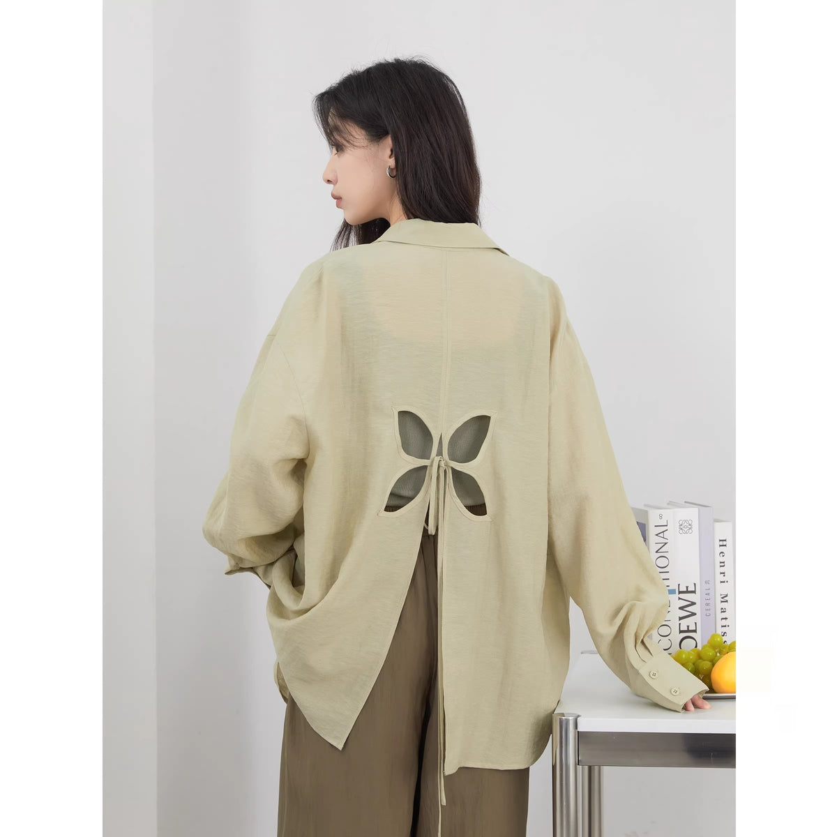 Loose-Fit Damenshirt mit Rücken-Cut-out – Bild 2 | LuxeStyle