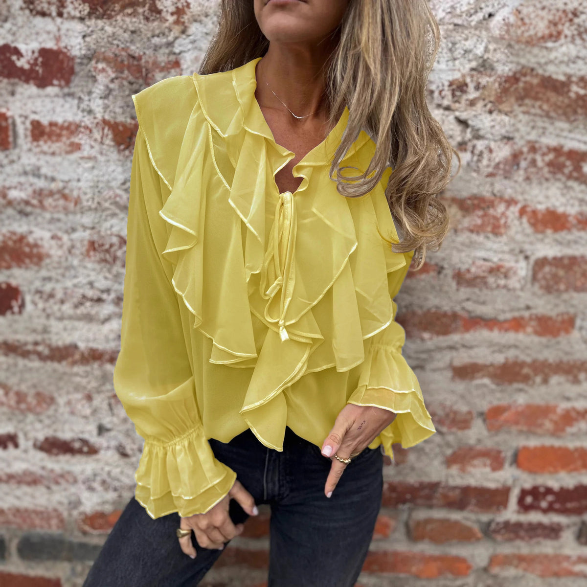 Chiffon-Bluse mit Rüschen und weiten Ärmeln – Bild 3 | LuxeStyle