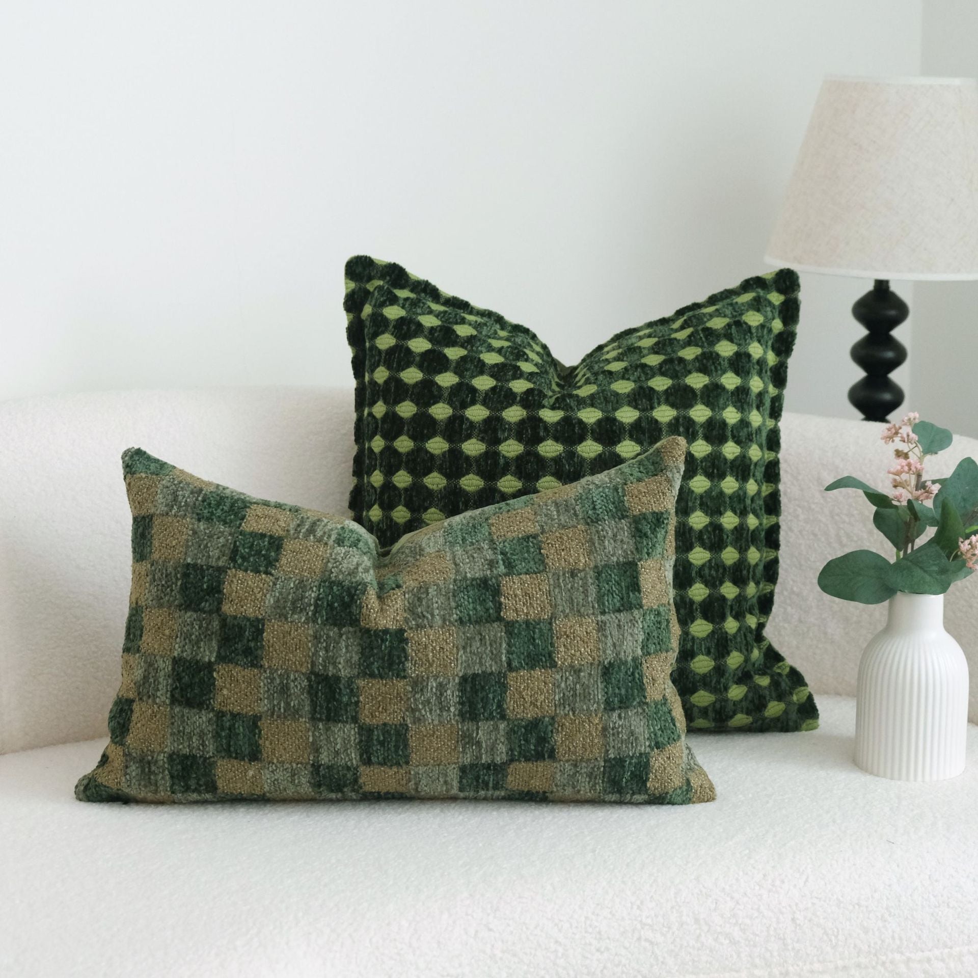 Grüner Kissenbezug mit Polka-Dot-Muster