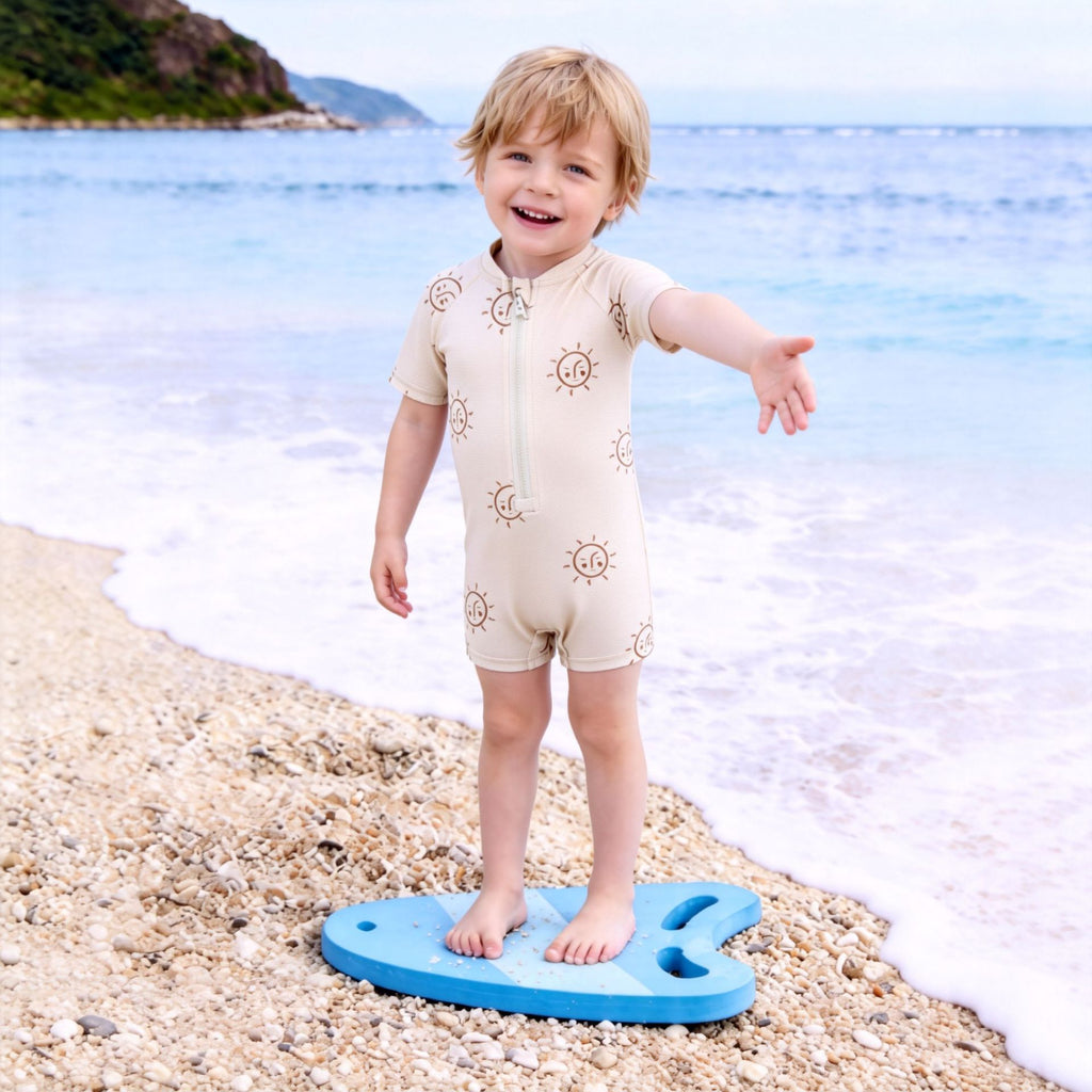 Boys Fresh-Style Badeanzug mit Sonnenschutz – Bild 2 | LuxeStyle