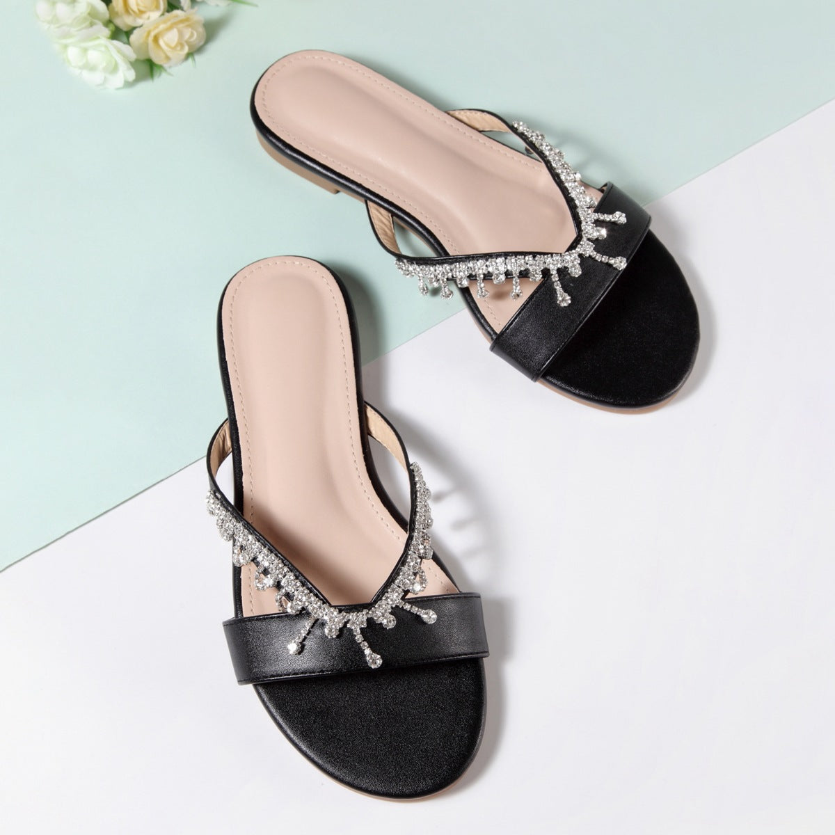 Flache Sandalen mit Perlen und Steinen – Bild 4 | LuxeStyle