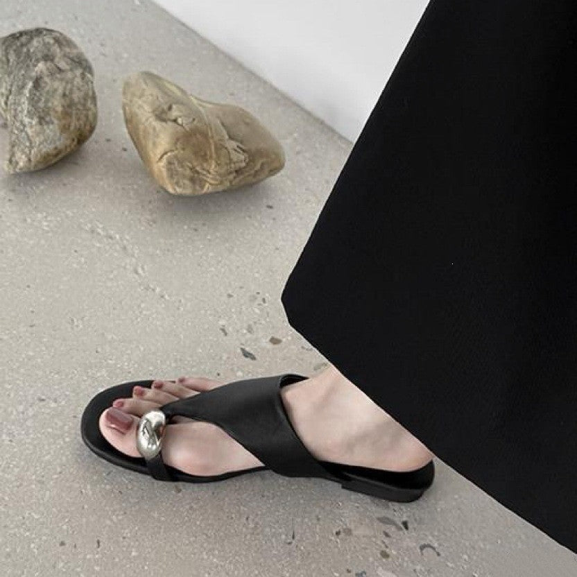Schafsfell-Sandalen mit Metallschnalle