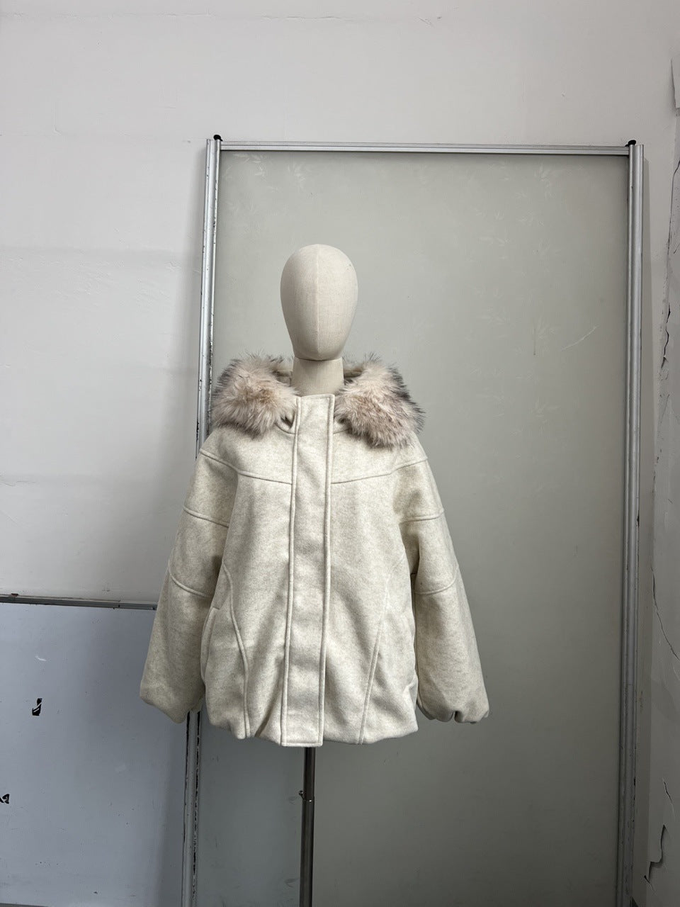 Damen-Kurzmantel mit grossem Pelzkragen – Bild 2 | LuxeStyle