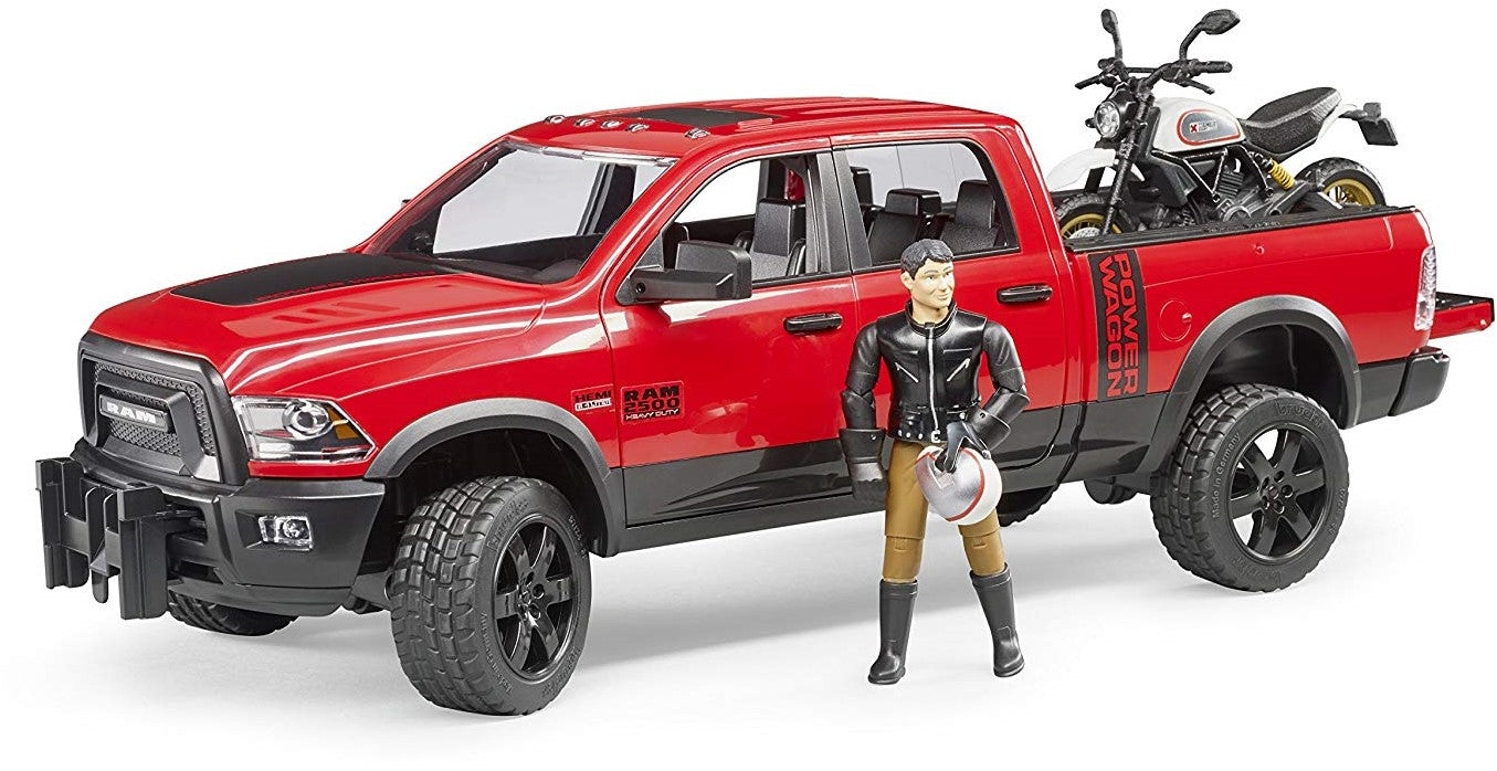 RAM 2500 Power Wagon mit Scrambler Ducati Desert Sled u. Fahrer