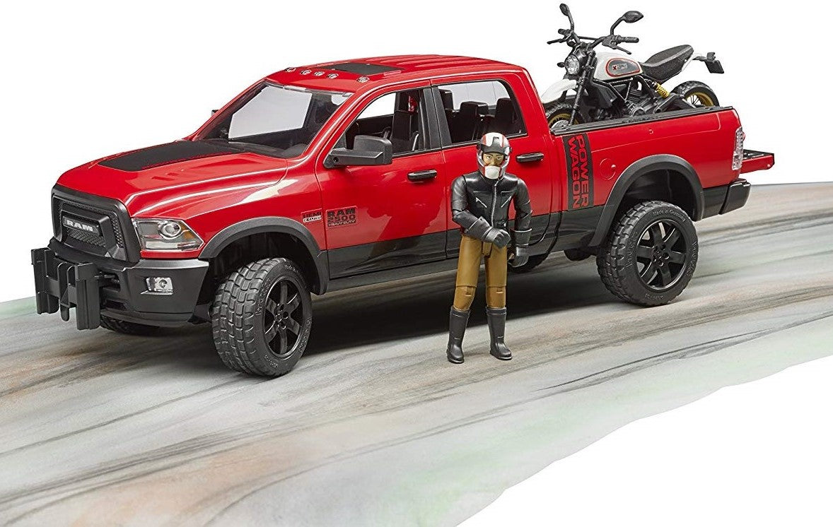 RAM 2500 Power Wagon mit Scrambler Ducati Desert Sled u. Fahrer