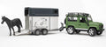 Land Rover Defender Station Wagon mit Pferdeanhänger und 1 Pferd