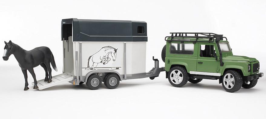 Land Rover Defender Station Wagon mit Pferdeanhänger und 1 Pferd