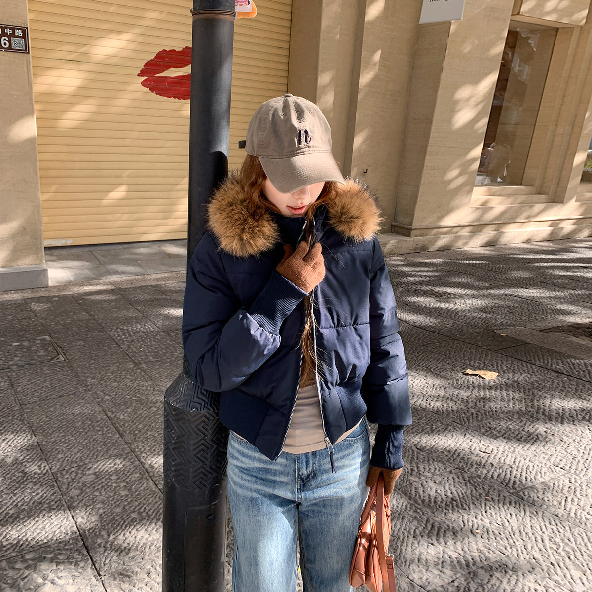 Kompakter Fellkapuzenmantel für Damen – Bild 10 | LuxeStyle