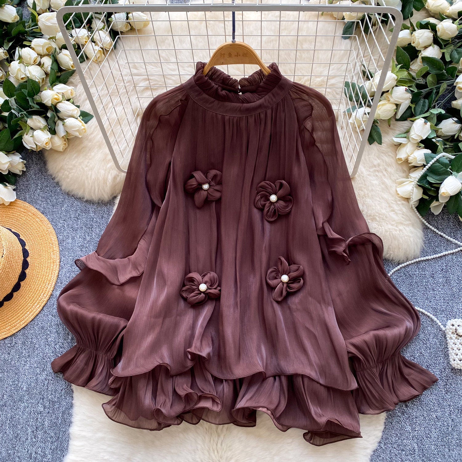 Bluse mit 3D-Blumen und Rüschen