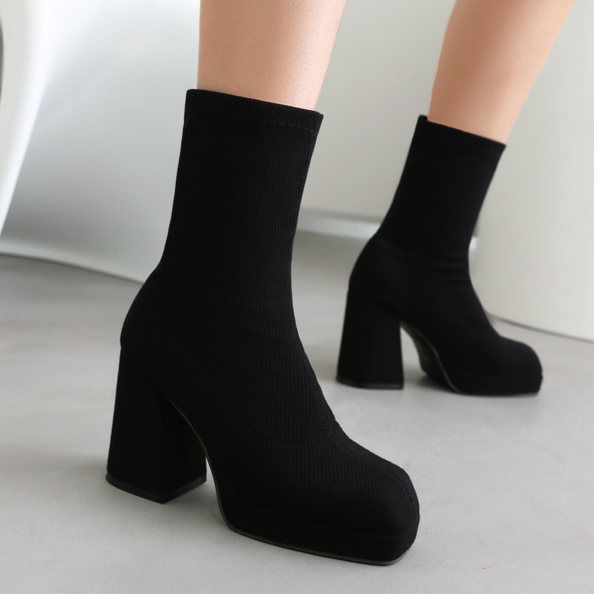 Damen-Stiefeletten mit Blockabsatz – Bild 2 | LuxeStyle