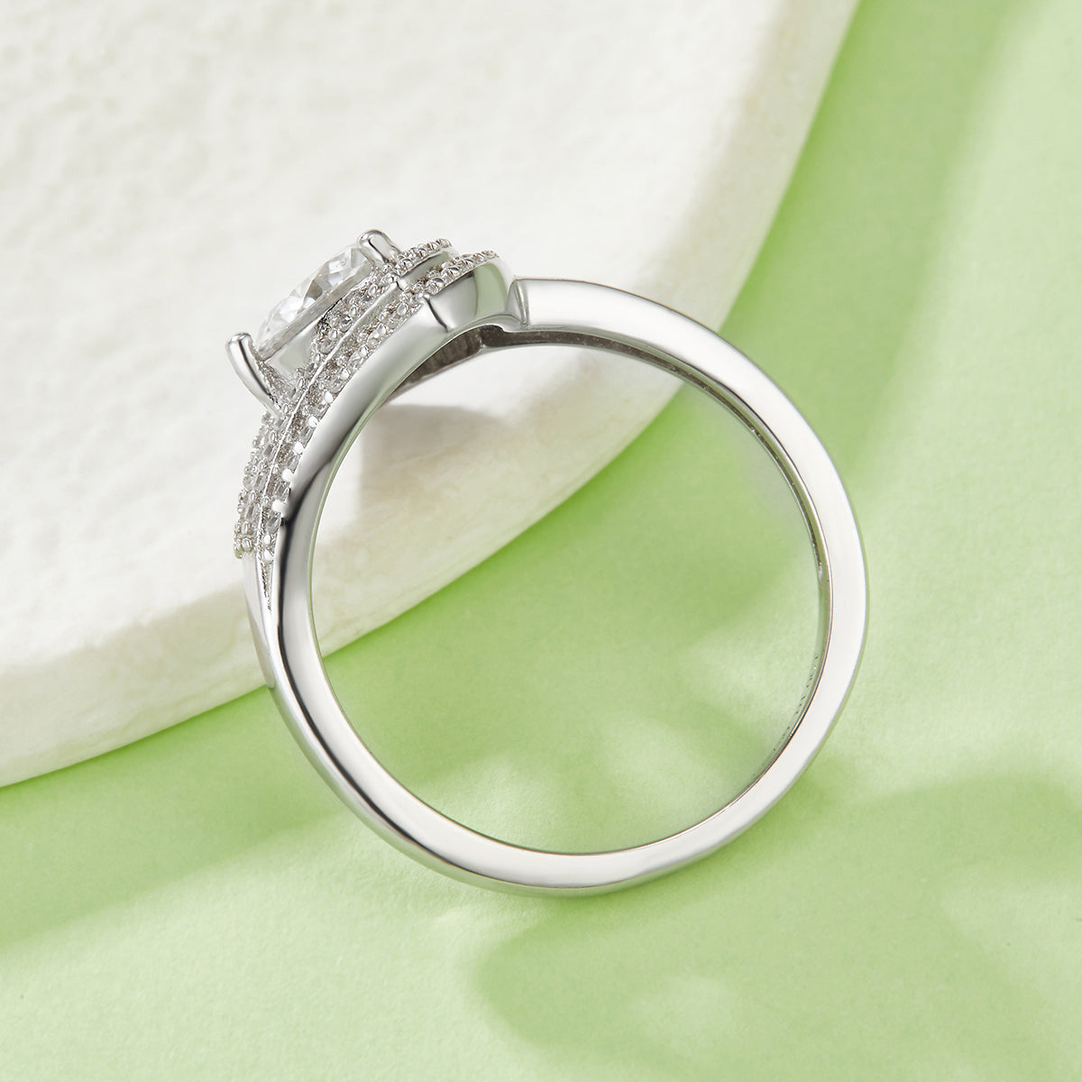 Moissanite Ring mit V-Halo