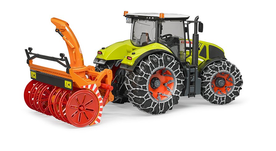 Claas Axion 950 mit Schneeketten und Schneefräse