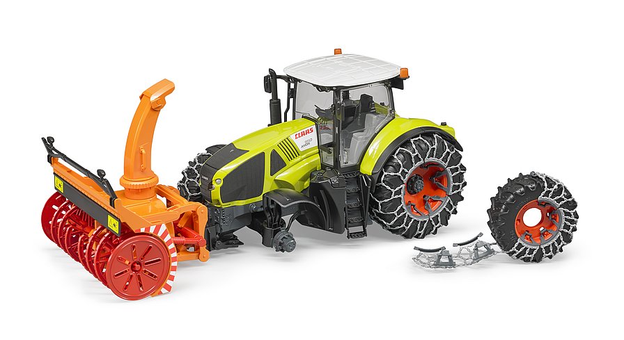 Claas Axion 950 mit Schneeketten und Schneefräse