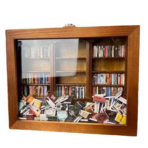 Holzdekoration mit Mini-Büchern