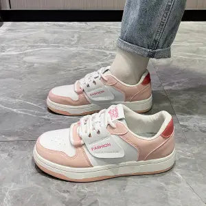 Schulstil weisse Sneaker mit flachem Schuh – Bild 2 | LuxeStyle