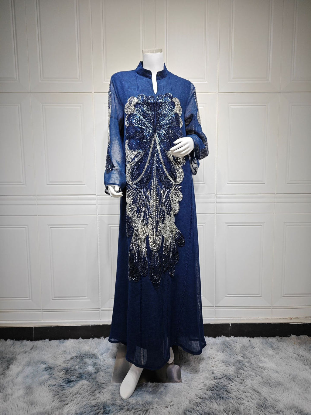 Perlenbesetztes langes Abendkleid mit V-Ausschnitt