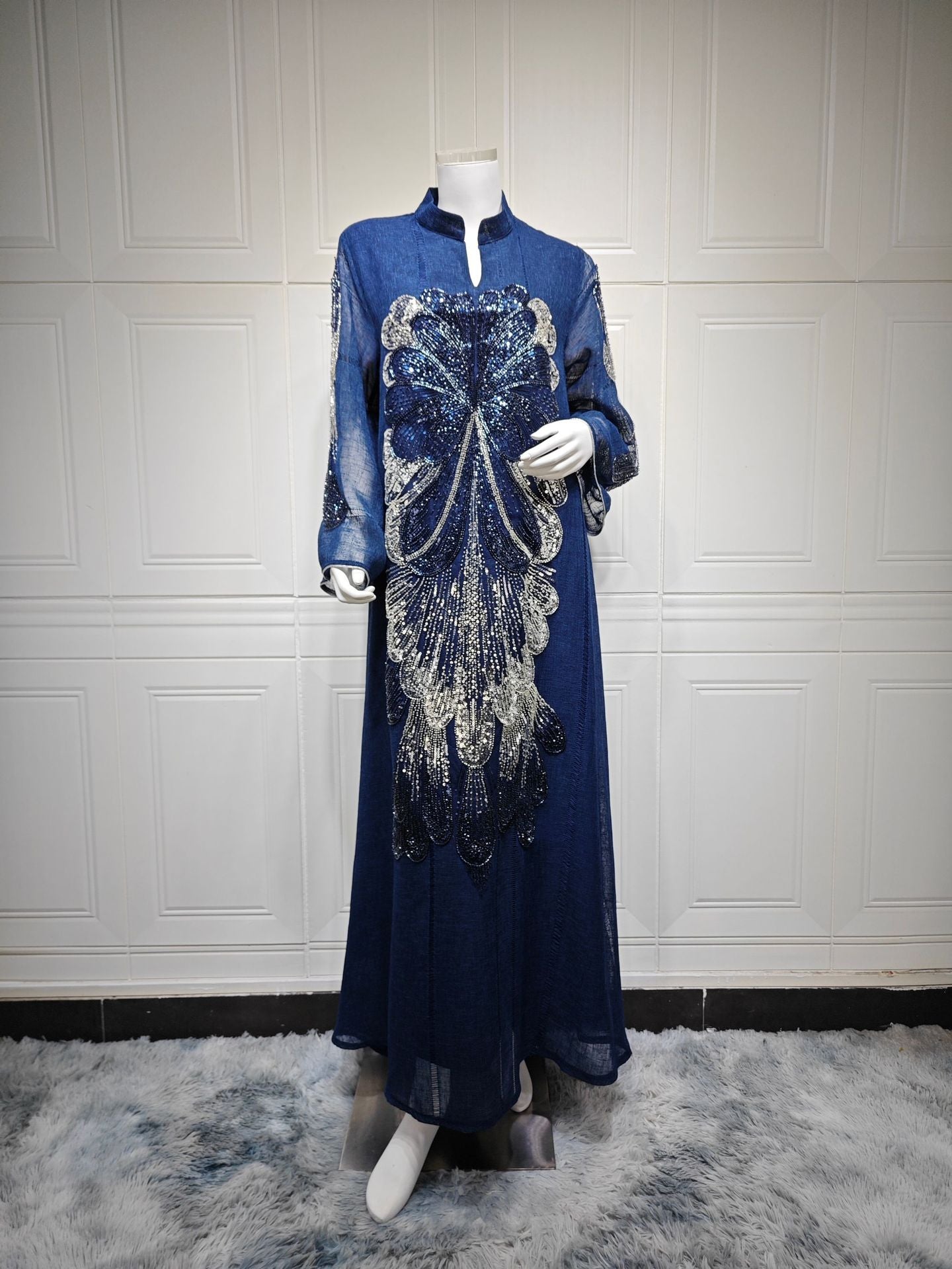 Perlenbesetztes langes Abendkleid mit V-Ausschnitt