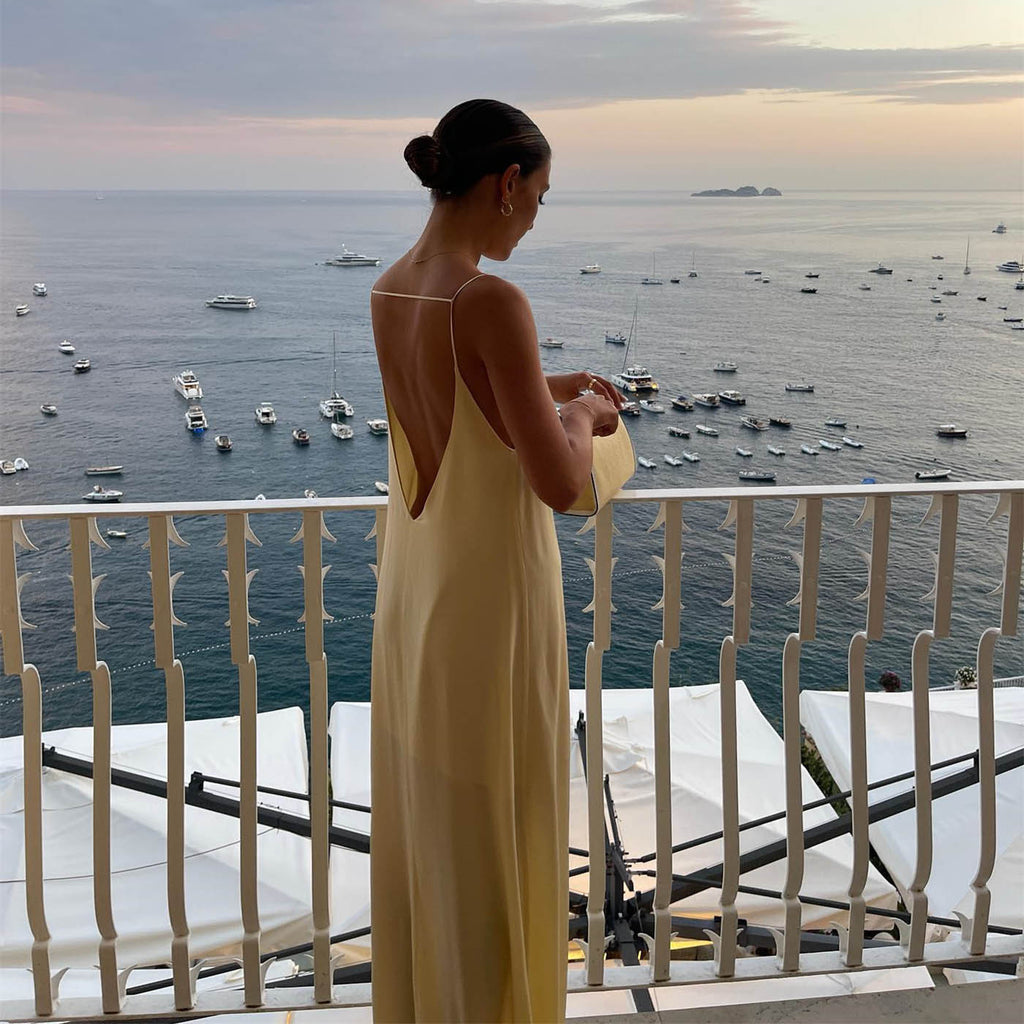 Rückenfreies Satin-Maxikleid