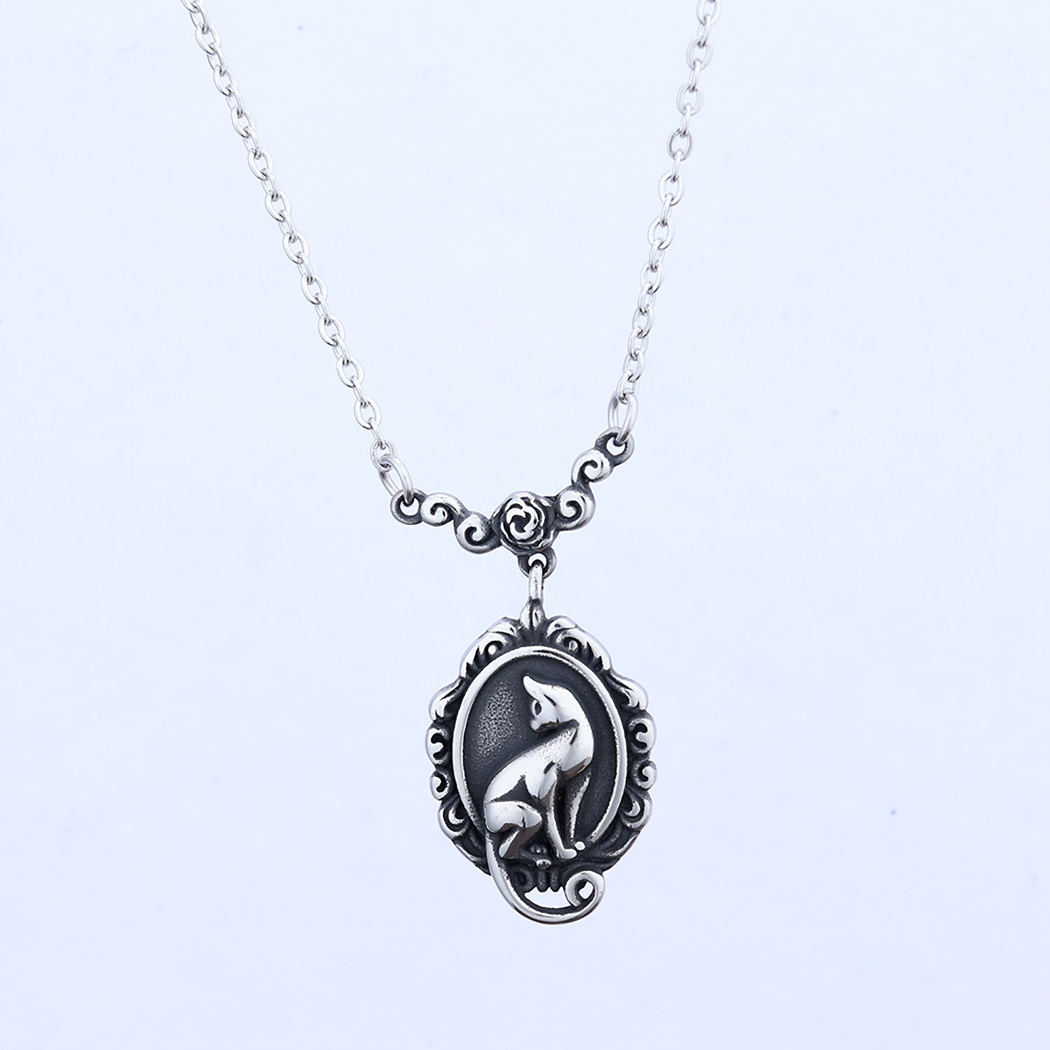 Edelstahl 3D Katzenpendant mit Blumenkranz – Unisex eleganter Personal