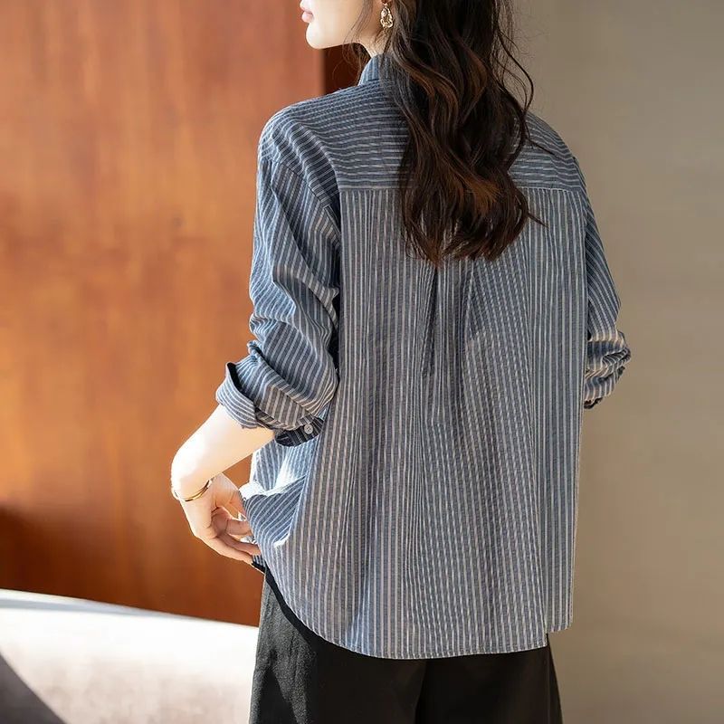 Schlankes Damen-Hemd mit Revers und Streifen – Bild 1 | LuxeStyle