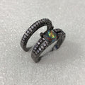 Schwarzer Ring mit schillerndem Regenbogen-Kristall