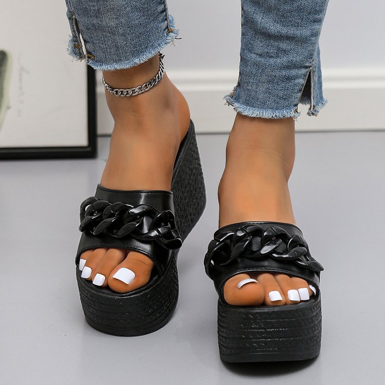 Keilabsatz-Sandalen mit Kette – Bild 3 | LuxeStyle