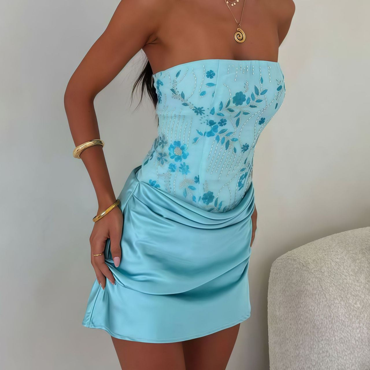 Trägerloses Satin-Minikleid mit Blumenmuster
