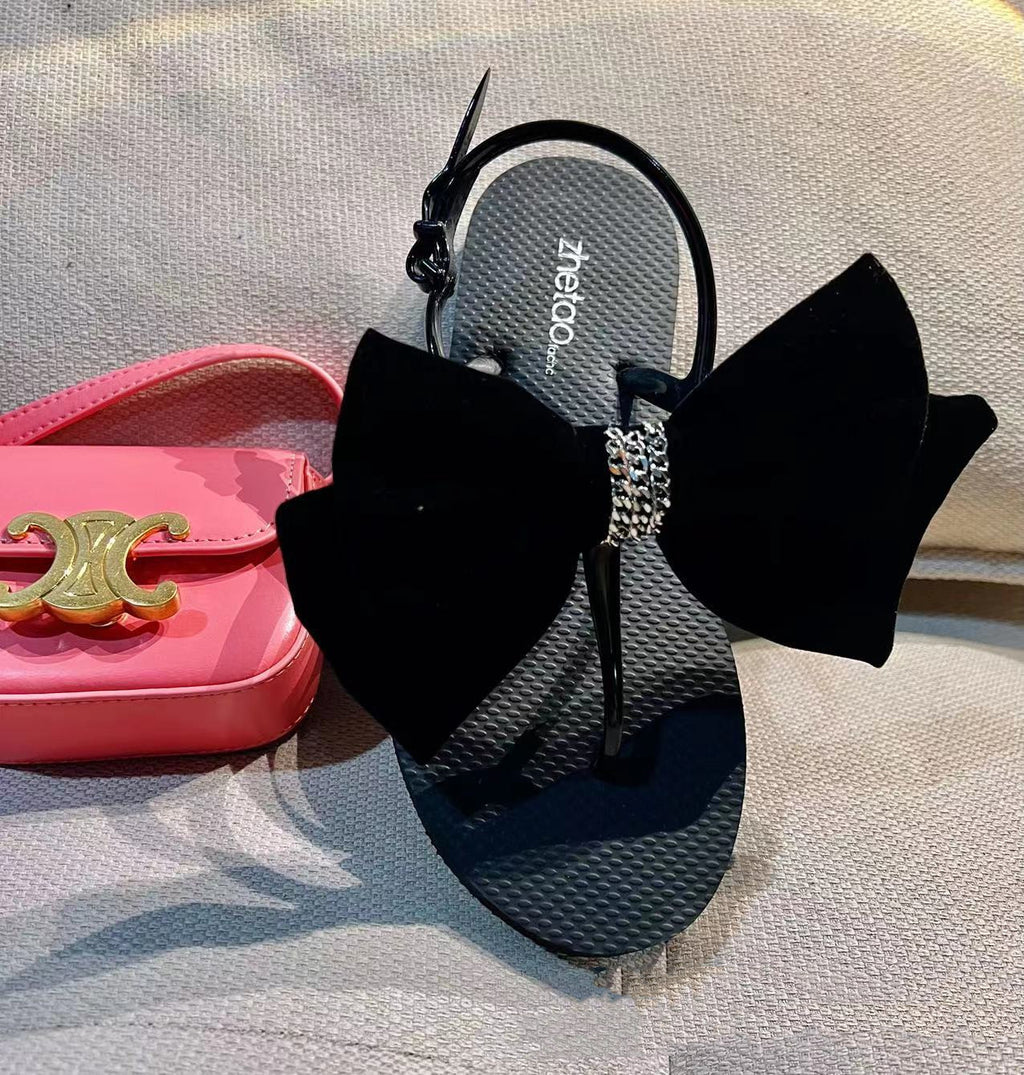 Sandalen mit doppelter Zehenpartie und Schleife