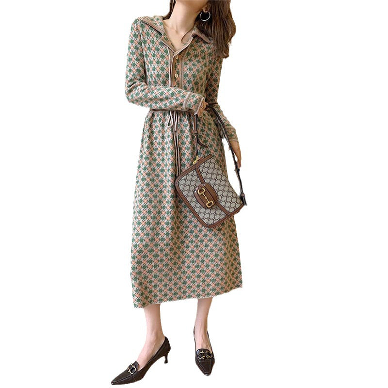 Chanel-inspirierendes Strickkleid