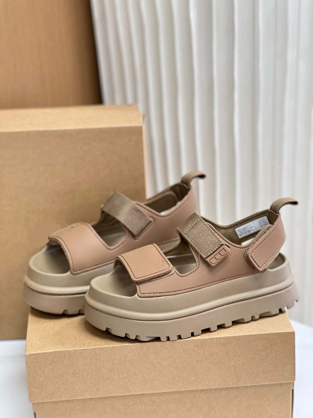Bequeme Velcro Sandalen mit dicker Sohle – Bild 12 | LuxeStyle