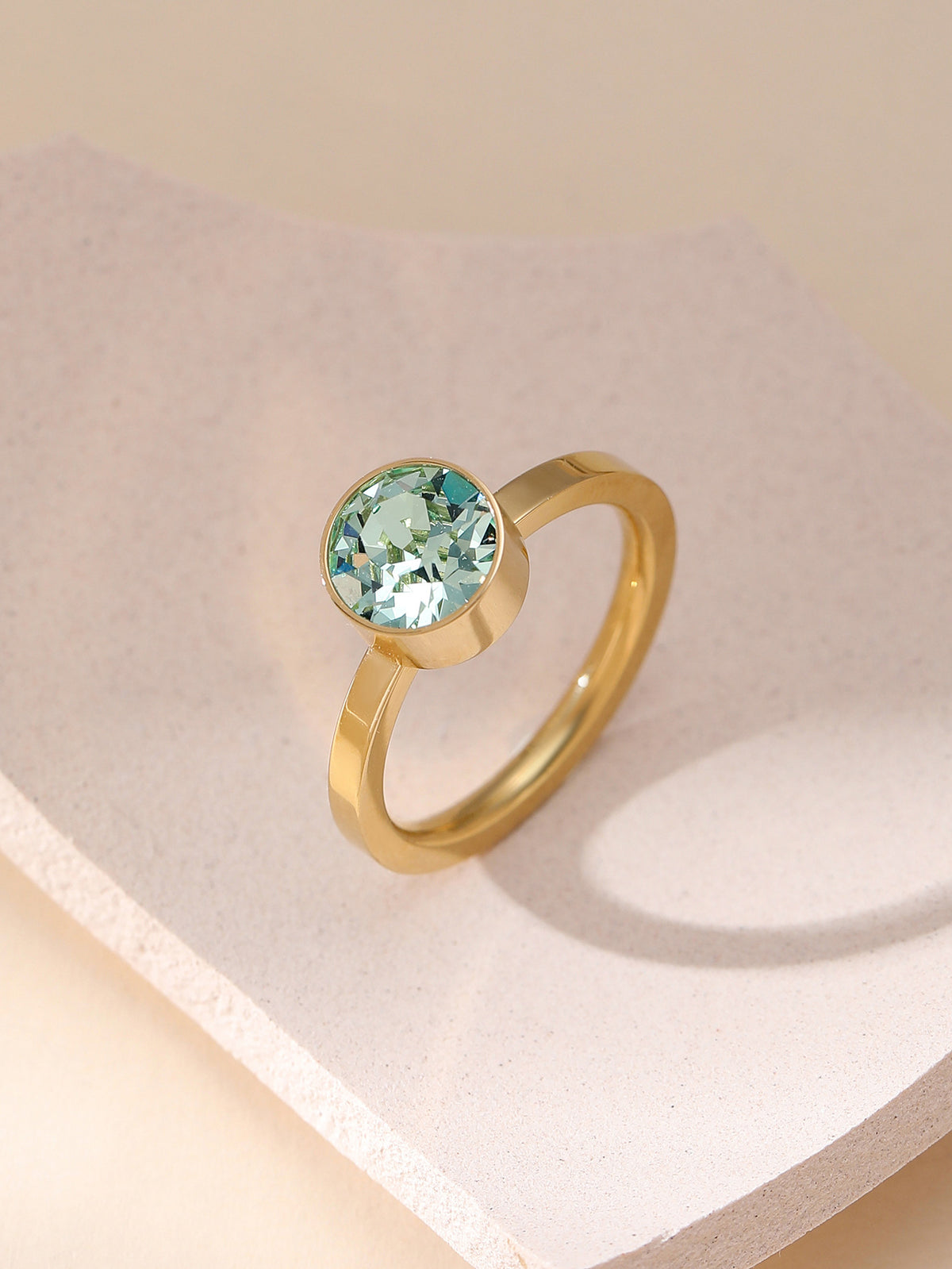 Eleganter Titanstahl-Ring mit Kreis-Motiven