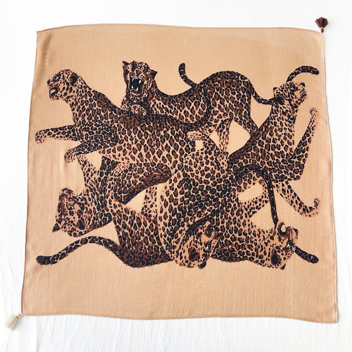 Cheetah Print Schal mit Pompons – Bild 6 | LuxeStyle