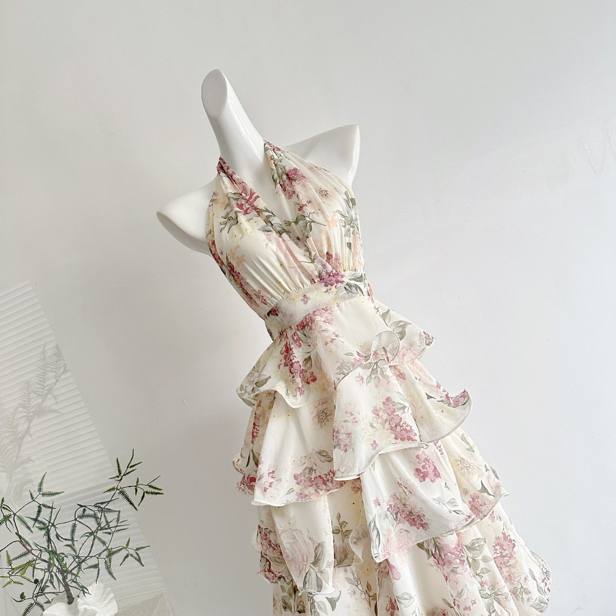 Damen Chiffon-Kleid mit Halter-Neck und Stufenrock – Bild 3 | LuxeStyle