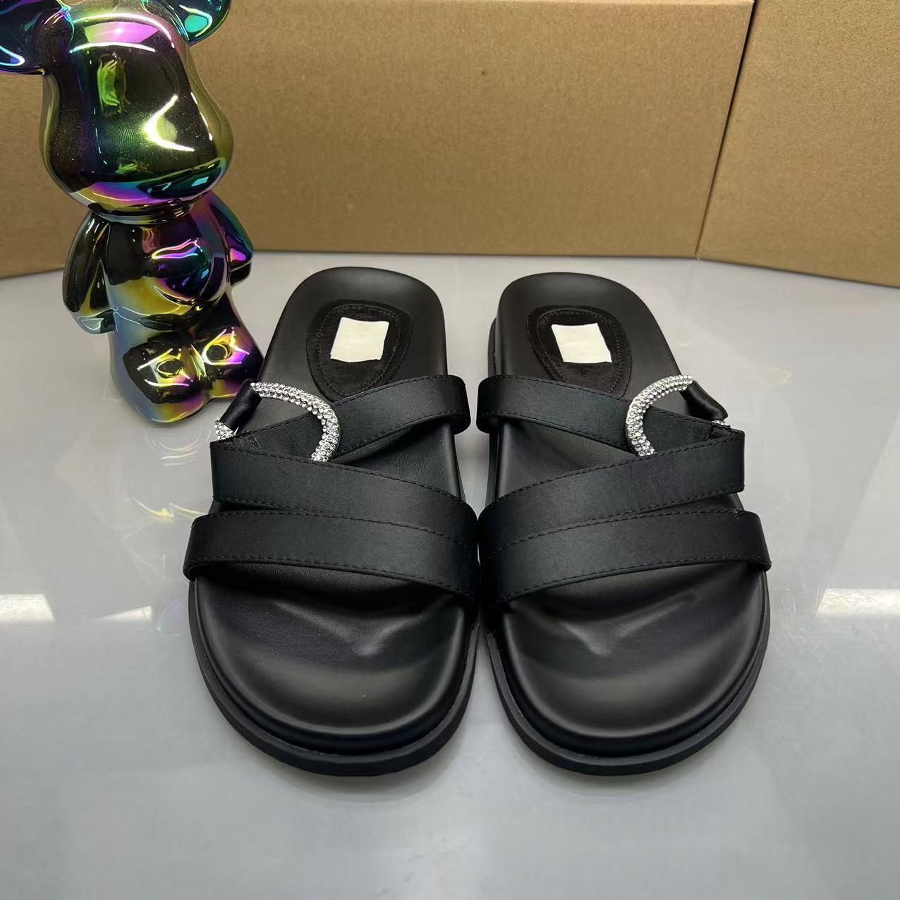 Schwarze Sandalen mit Strass-Dekor