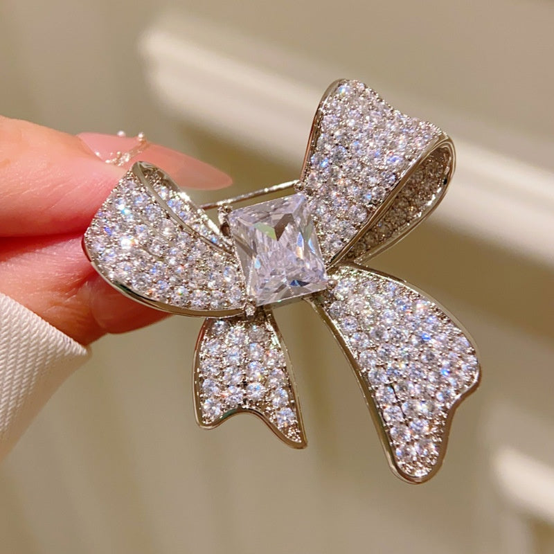 Diamant-Brosche mit Bogenform – Bild 6 | LuxeStyle