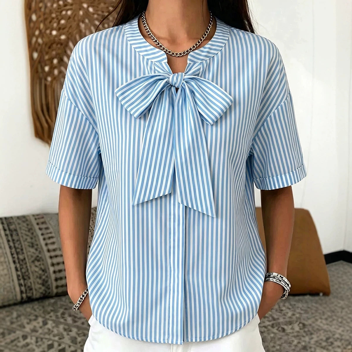 Gestreiftes Kurzarm-Shirt mit Schleife