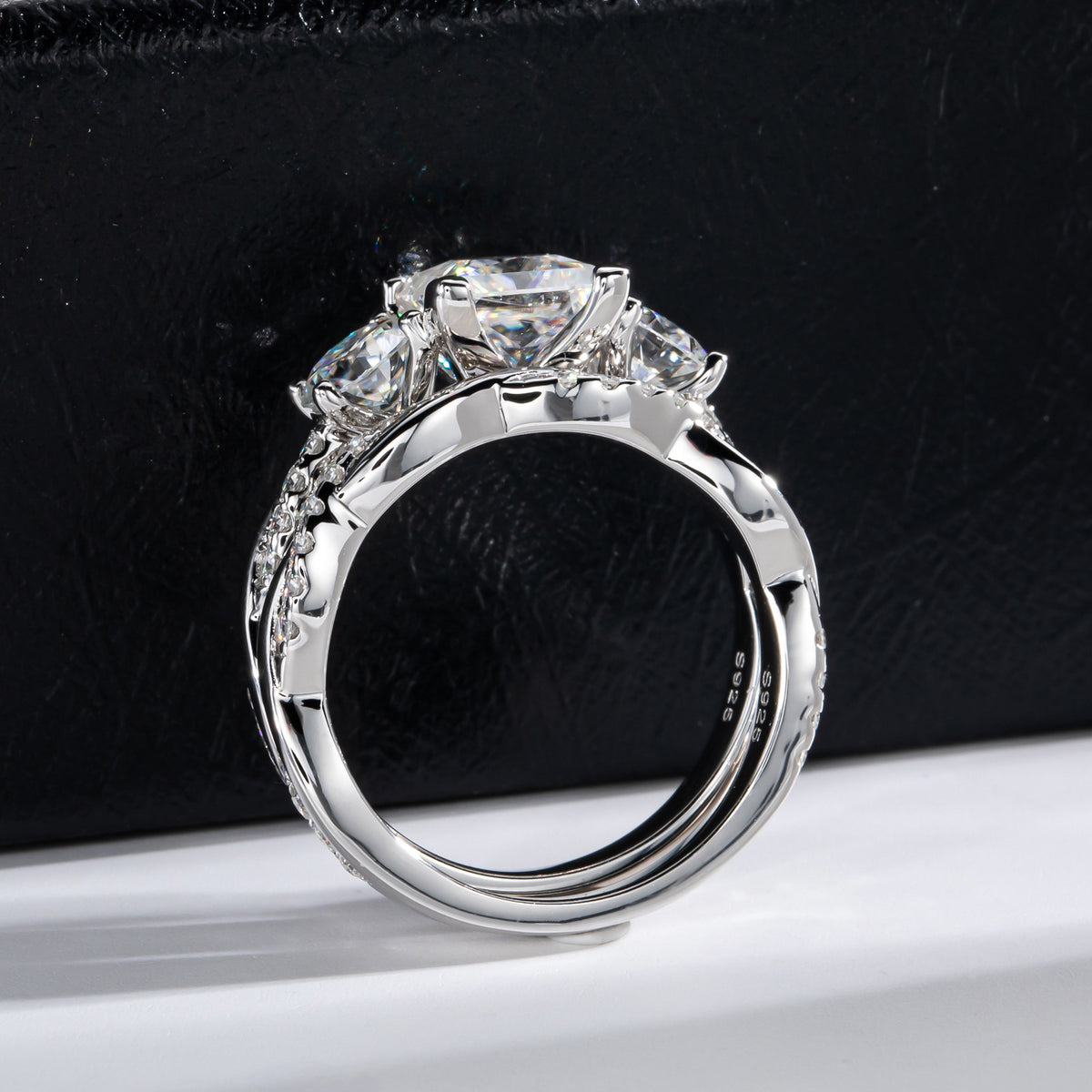 Verdrehter Ring mit Steinbesatz – Bild 7 | LuxeStyle